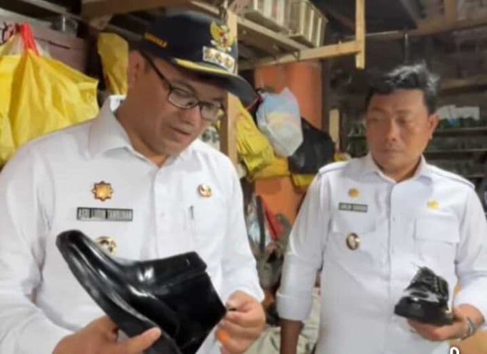 bupati_deli_serdang_apresiasi_kerajinan_sepatu_lokal_desa_mekar_sari