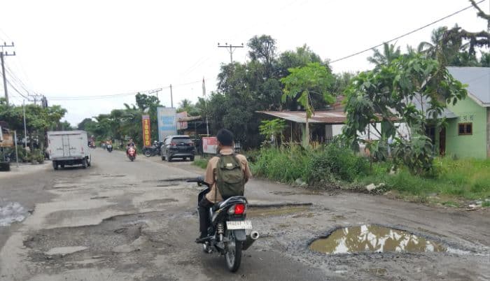 jalan_lintas_siantarperdagangan_rusak_parah_dprd_sumut_desak_pemprov_bertindak