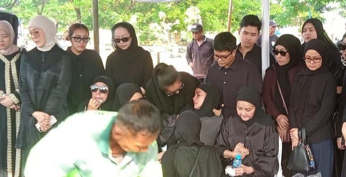 olla_ramlan_menangis_dan_pingsan_saat_ibunda_tisah_djahri_meninggal_dunia_di_bintaro