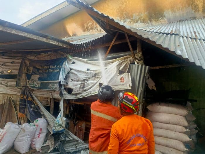 panglong_di_sei_bingei_nyaris_terbakar_warga_dan_bpbd_binjai_sigap_padamkan_api