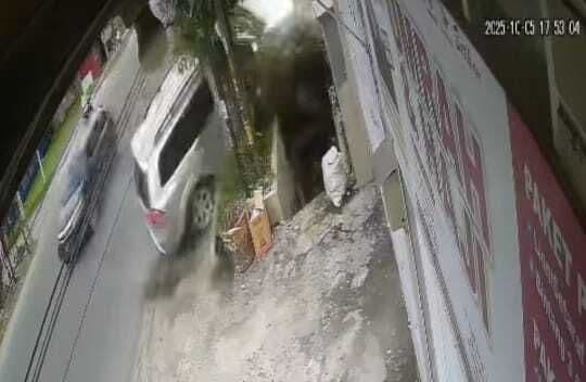 polisi_buru_avanza_hitam_pasca_sekeluarga_dirawat_usai_laka_di_medan_selayang