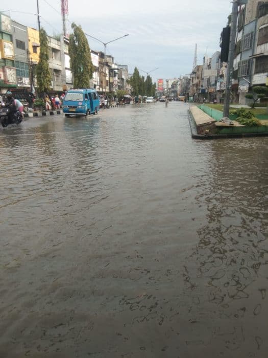 sungai_deli_meluap_medan_labuhan_dan_medan_deli_terendam_banjir_hingga_polsek_ikut_tergenang