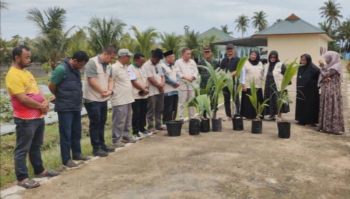 tanam_kelapa_di_pondok_pesantren_pematang_biara_sinergi_patani_dan_asosiasi_perkelapaan_untuk_ketahanan_ekonomi_umat