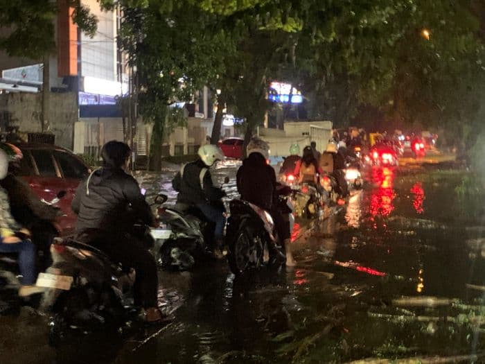 banjir_di_jalan_ngumban_surbakti_medan_picu_macet_panjang