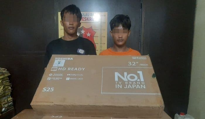 dua_pemuda_curi_tv_dari_truk_yang_kecelakaan_di_jalinsum_asahan_ditangkap