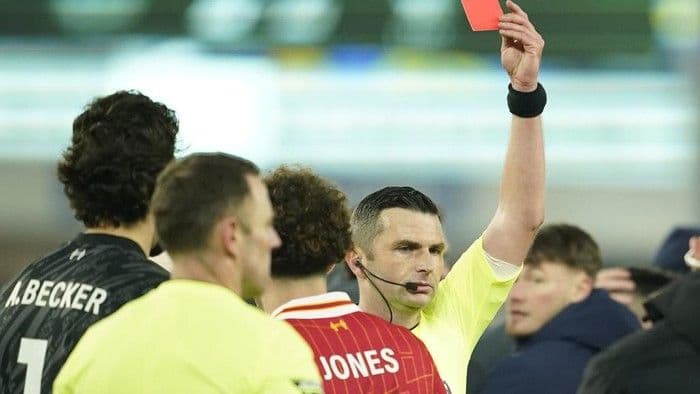 panas_usai_laga_wasit_everton_vs_liverpool_keluarkan_4_kartu_merah