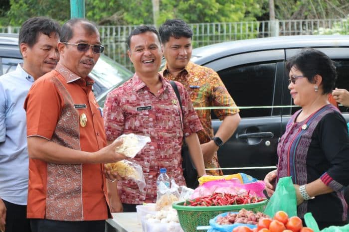 pemkab_toba_buka_gerakan_pangan_murah_di_pasar_maduma