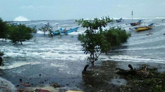 bmkg_sejak_1315_april_2025_potensi_banjir_rob_di_pesisir_harus_diwaspadai