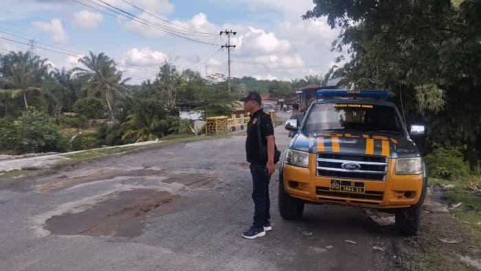 jadi_bahan_pungli_polisi_patroli_di_jembatan_andarasih_yang_rusak