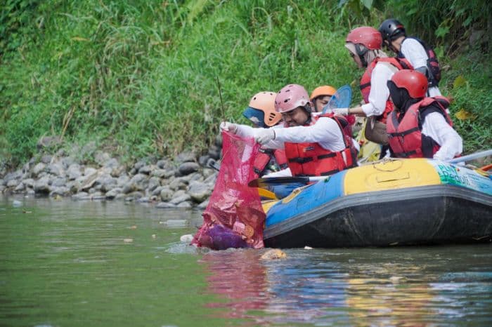 1_ton_lebih_sampah_diangkat_dari_sungai_deli