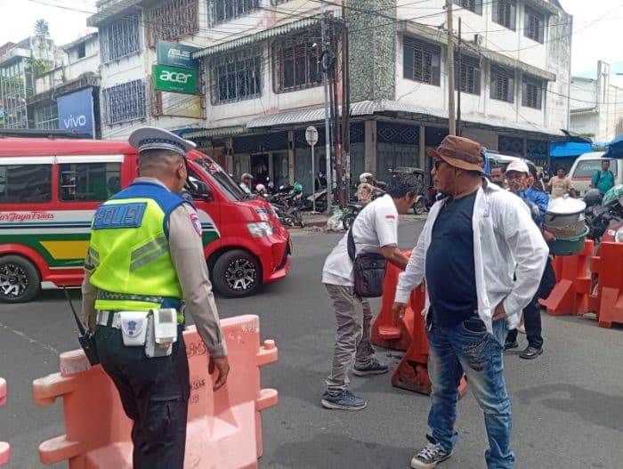 aksi_kp2h_kembali_tutup_jalan_utama_pasar_horas_pedagang_lain_protes