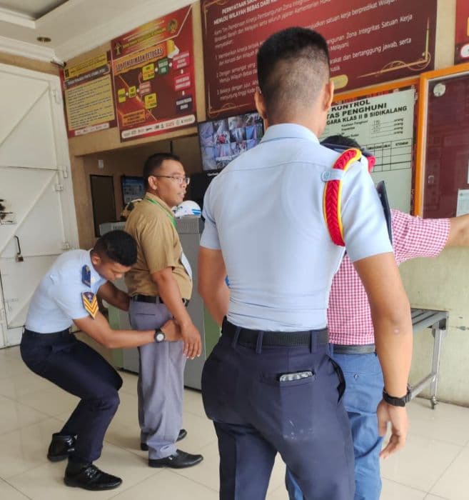 antisipasi_masuknya_narkoba_rutan_kelas_iib_sidikalang_wajibkan_pengunjung_digeledah