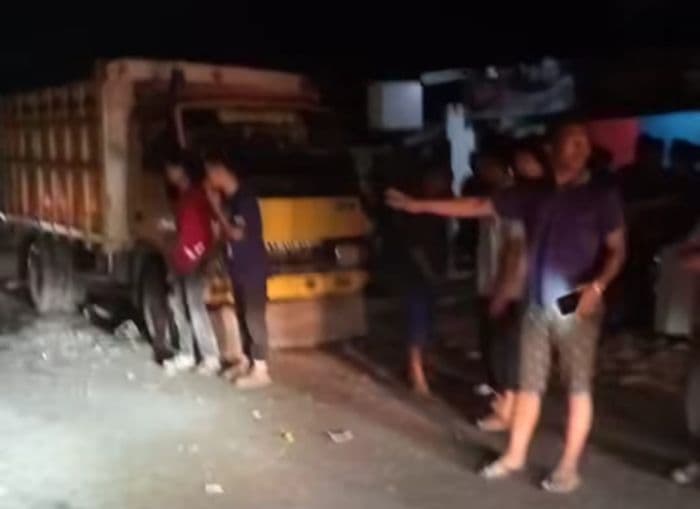 avanza_tabrak_truk_di_gunung_malela_dua_orang_luka_ringan