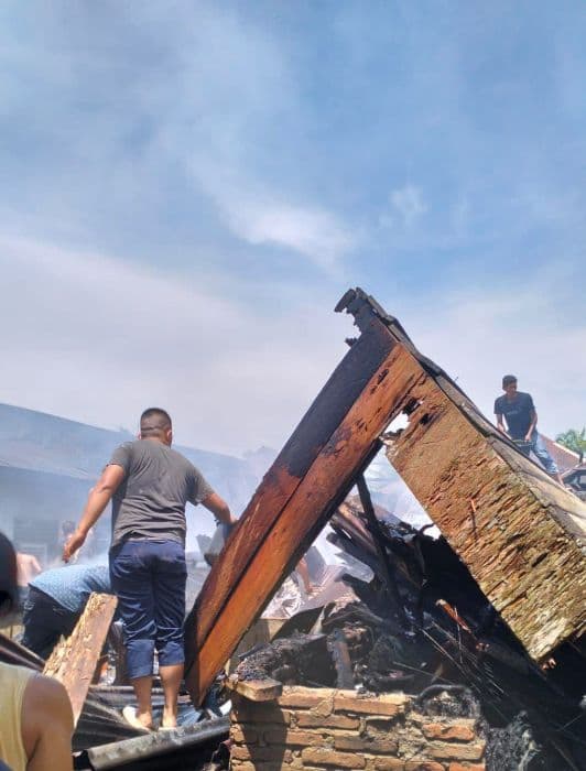 dua_rumah_di_sei_bingai_ludes_terbakar_akibat_korsleting_listrik_