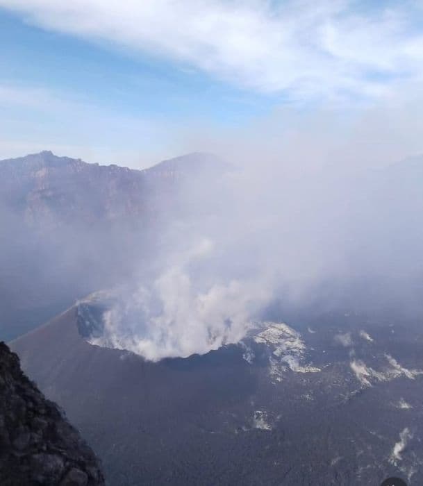 gunung_raung_erupsi_semburan_awan_panas_capai_900_meter