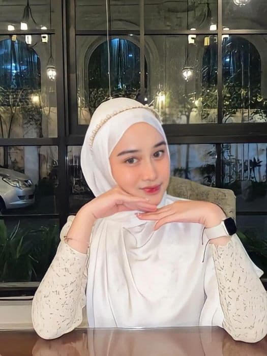 khansa_mariska_menantu_gus_azmi_yang_jadi_inspirasi_fashion_hijab_gen_z
