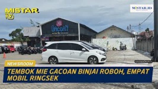 newsroom_tembok_mie_gacoan_binjai_roboh_empat_mobil_ringsek