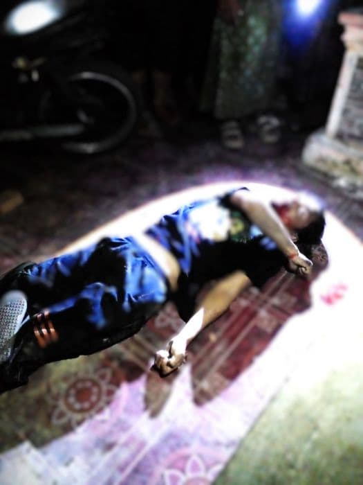 pria_ditemukan_tewas_mengenaskan_di_teras_rumah_kosong_warga_tiga_juhar_gempar