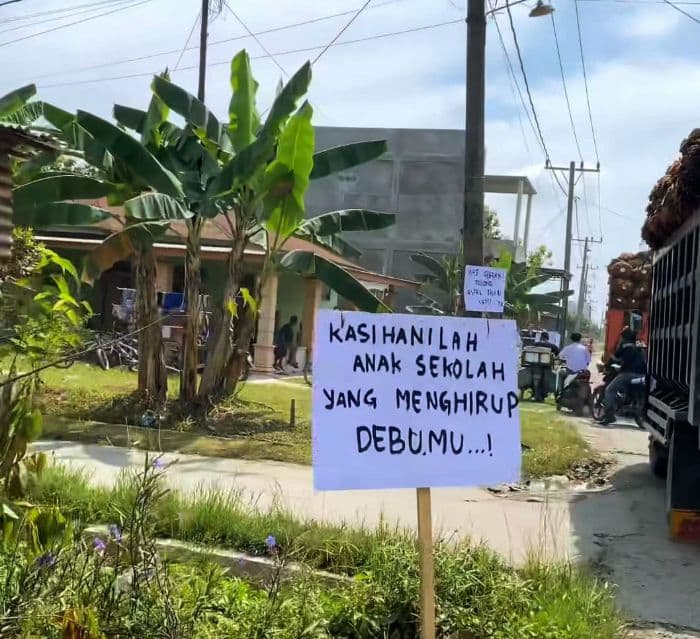 protes_jalan_rusak_warga_babalan_langkat_pasang_poster_di_pinggir_jalan
