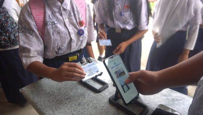 smp_negeri_1_kabanjahe_gunakan_aplikasi_aksi_orang_tua_dapat_pantau_keberadaan_anak_