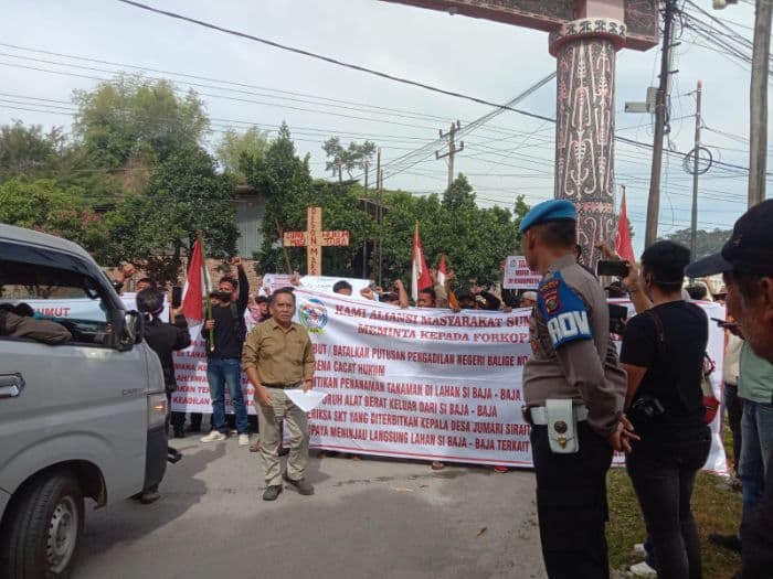 warga_toba_demo_polres_protes_dugaan_mafia_tanah_di_tiga_desa