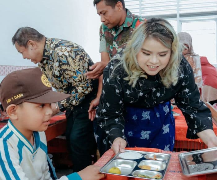 yayasan_aur_dairi_salurkan_2500_paket_makan_bergizi_gratis_di_sidikalang