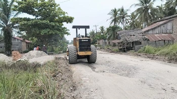 bupati_baharuddin_siagian_mulai_realisasikan_janjinya_jalan_nibung_hangussei_balai_diperbaiki