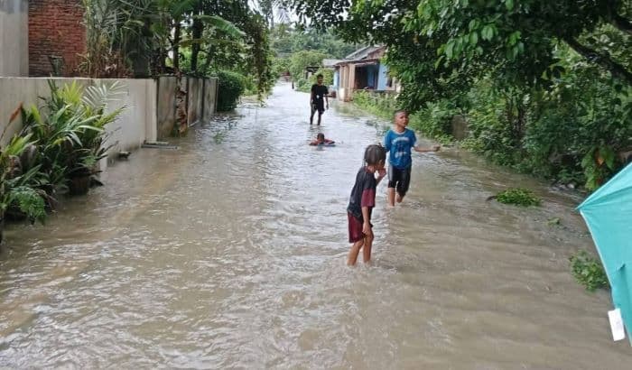 hujan_deras_rendam_sejumlah_wilayah_di_binjai_drainase_diduga_tak_berfungsi_