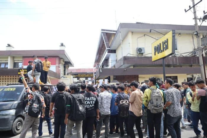 aksi_massa_di_polrestabes_medan_tuntut_pelaku_penganiayaan_ayah_dan_anak_ditangkap