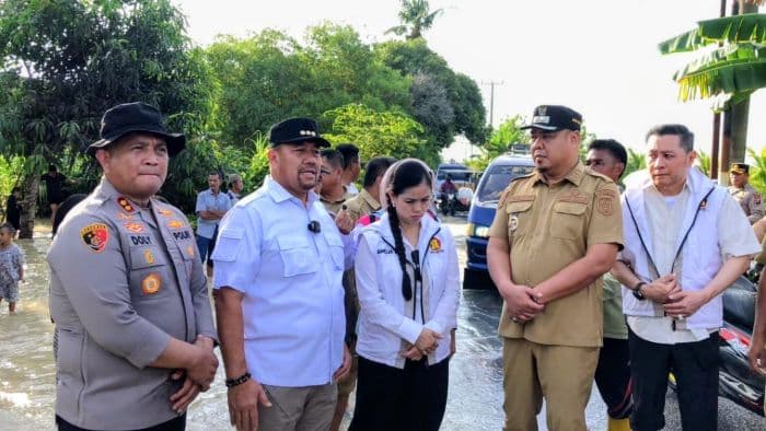 bupati_batu_bara_tinjau_lokasi_banjir_di_medang_deras_serahkan_bantuan_untuk_warga_terdampak