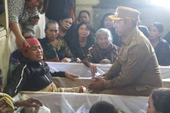 bupati_taput_sampaikan_duka_mendalam_atas_meninggalnya_tiga_bersaudara_korban_kecelakaan