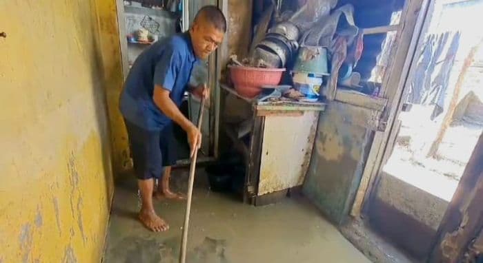curah_hujan_tinggi_rendam_dua_kecamatan_di_tebing_tinggi_warga_kini_bereskan_rumah