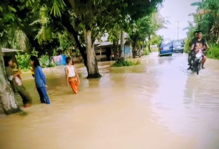 banjir_terjang_puluhan_rumah_dan_lahan_pertanian_di_medang_deras_batu_bara