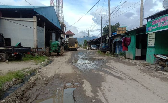jalan_rusak_di_porsea_akan_diperbaiki_drainase_dibangun_dengan_dua_sumber_anggaran