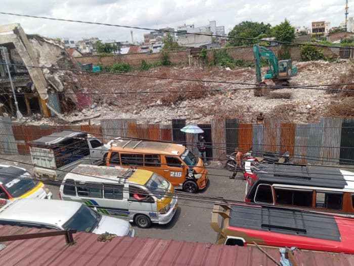 kendaraan_menumpuk_di_jalan_merdeka_saat_perobohan_gedung_iv_pasar_horas_siantar