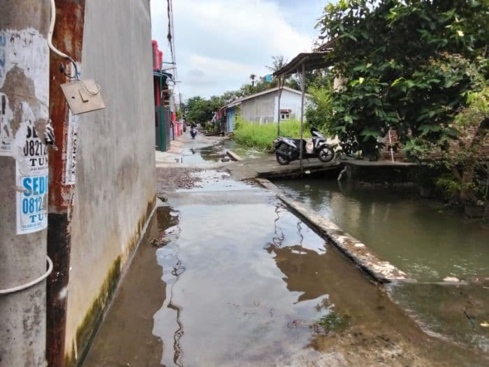 parit_inpres_di_patumbak_meluap_rumah_warga_kebanjiran