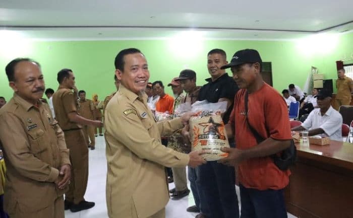 pj_sekdako_tebing_tinggi_harap_kelompok_tani_manfaatkan_bantuan_benih_padi_apbn_2025