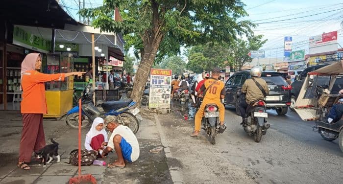 solar_tumpah_di_jalan_letda_sujono_medan_pengendara_banyak_yang_jatuh