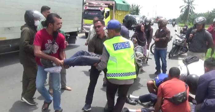 tabrak_truk_parkir_di_depan_alunalun_sergai_dua_pelajar_smp_luka_berat