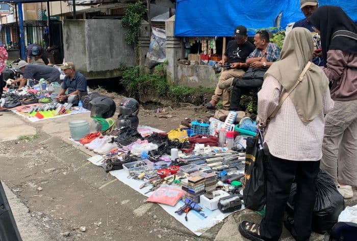 cerita_pedagang_barang_bekas_dan_antik_jualan_tanpa_wadah_pelindung