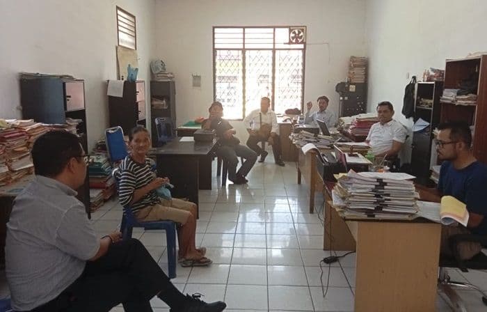 polsek_tanah_jawa_mediasi_dugaan_malpraktik_besi_ditemukan_di_kaki_korban