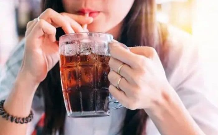 ahli_saraf_ingkatkan_3_minuman_yang_dapat_merusak_kesehatan_otak