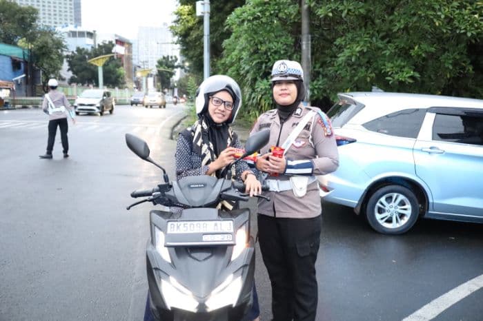 ditlantas_polda_sumut_bagikan_puluhan_cokelat_ke_pengendara