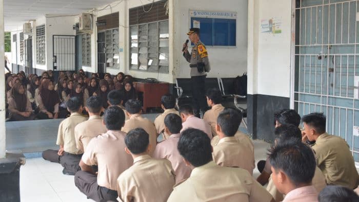 polres_labusel_sosialisasi_penerimaan_polri_2025_di_sma_negeri_2_kotapinang_