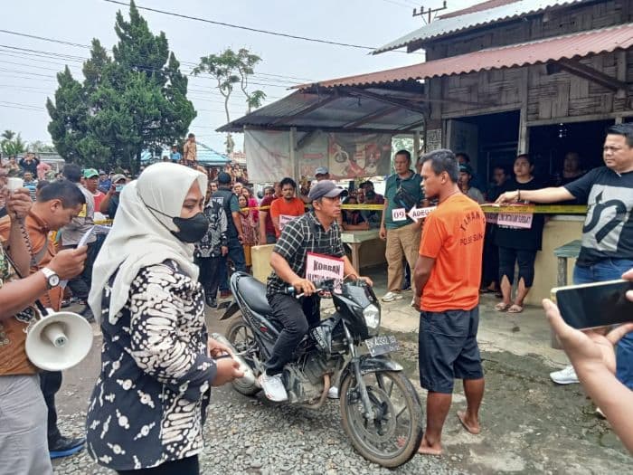rekonstruksi_18_adegan_pembunuhan_martius_ginting_korban_ditikam_di_leher