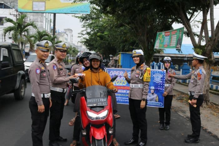 sosialisasi_aturan_lalu_lintas_satlantas_polres_asahan_bagikan_coklat_dan_bunga_