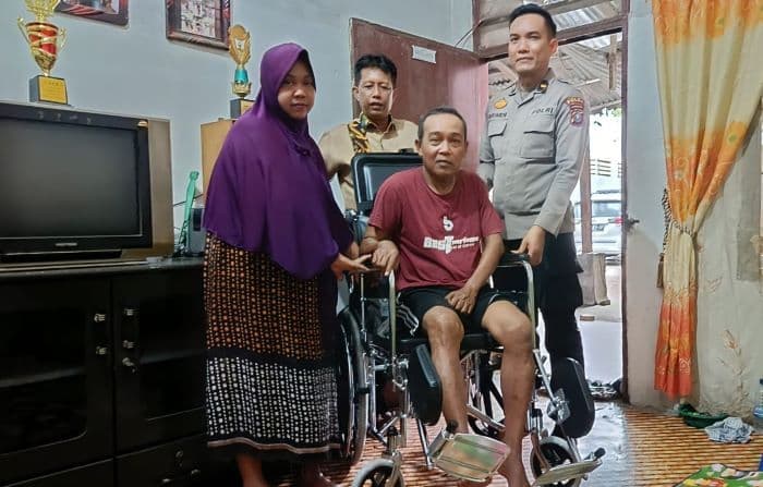 wartawan_penderita_stroke_dapat_bantuan_kursi_roda_dari_polres_sergai