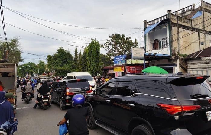 arus_lalin_di_siantar_macet_petugas_tak_bisa_imbangi_penjagaan