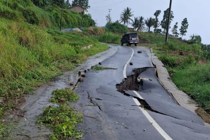 berbiaya_rp16_miliar_jalan_di_kecamatan_pematang_sidamanik_amblas