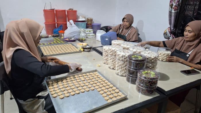 dua_pekan_jelang_lebaran_penjualan_kue_kering_naik_100_persen_